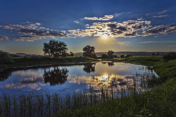 Спокойное озеро на закате — стоковое фото