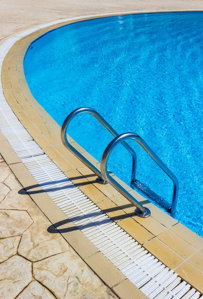 Handräcke stege i poolen — Stockfoto