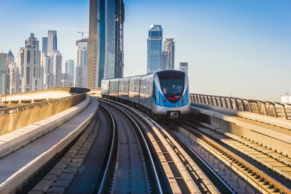 Метро Дубая. Вид на город из вагона метро — стоковое фото