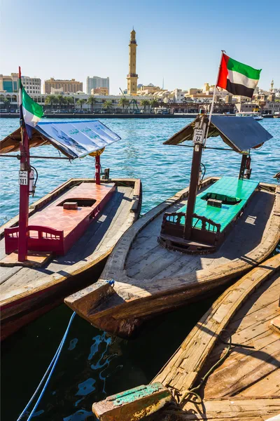 Bateaux sur le ruisseau Bay à Dubaï, EAU — Photo