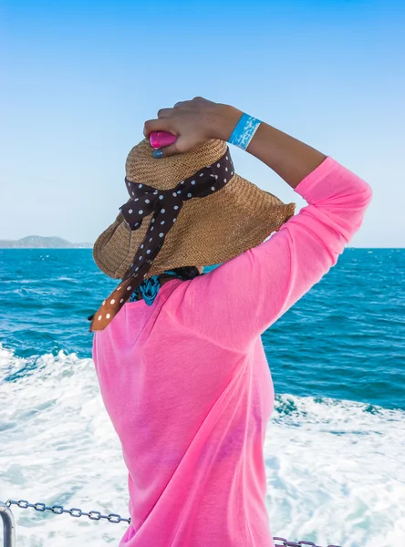 La chica en un sombrero en el fondo del mar —  Fotos de Stock