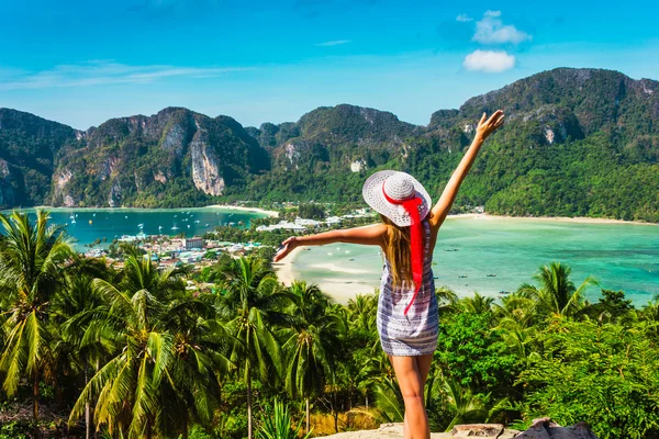 La chica en el resort en un vestido en el fondo de las bahías — Foto de Stock