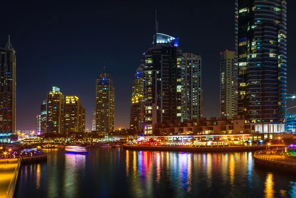 Vie nocturne à Dubai Marina — Photo