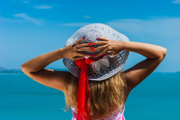 Girl with an umbrella against the sea — Stock Photo, Image