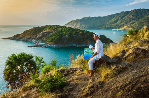 흰색 양복과 모자 바다 바에 바위에 앉아 있는 남자 — 스톡 사진
