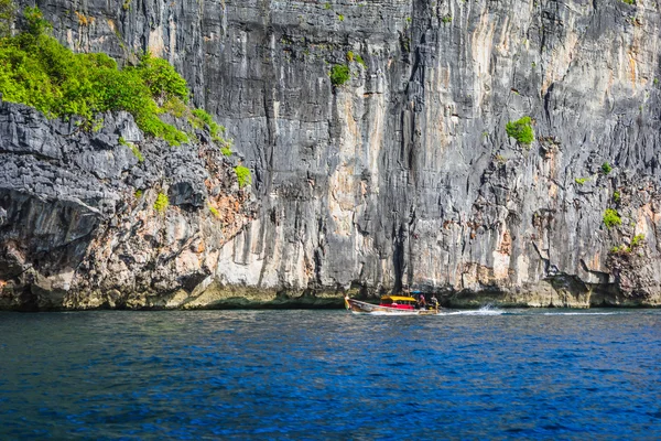 Barcos en el mar contra las rocas en Tailandia — Foto de Stock