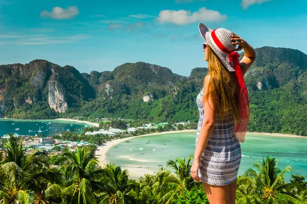 在海湾的背景，一个穿着度假村里的女孩 — 图库照片