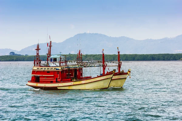 タイの石に対して海でボート — ストック写真