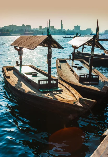 Barcos en el Bay Creek en Dubai, Emiratos Árabes Unidos — Foto de Stock