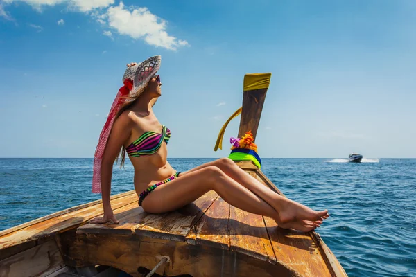 Дівчина в купальнику на човні — стокове фото