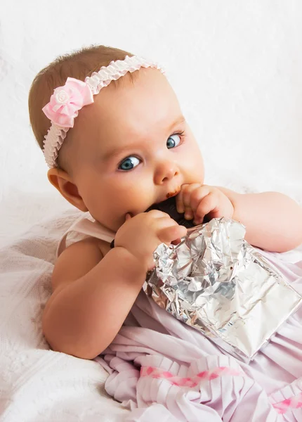Маленькая девочка с шоколадкой — стоковое фото