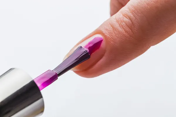 Pintura de uñas femeninas con esmalte de uñas — Foto de Stock