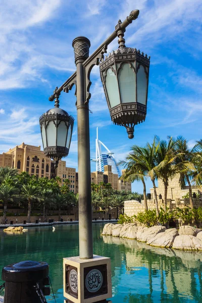 View of the hotel Burj Al Arab from Souk Madinat Jumeirah — Stock Photo, Image