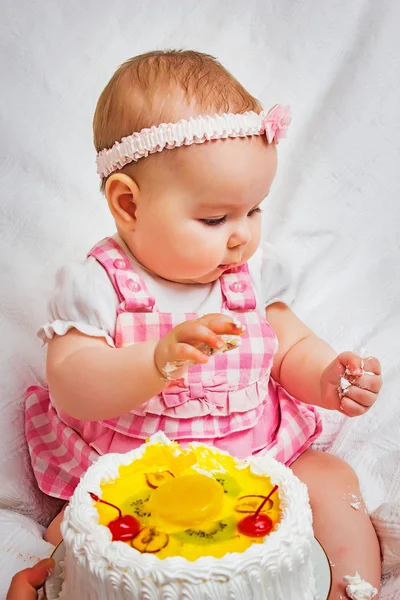 Fetiță cu un tort dulce — Fotografie, imagine de stoc