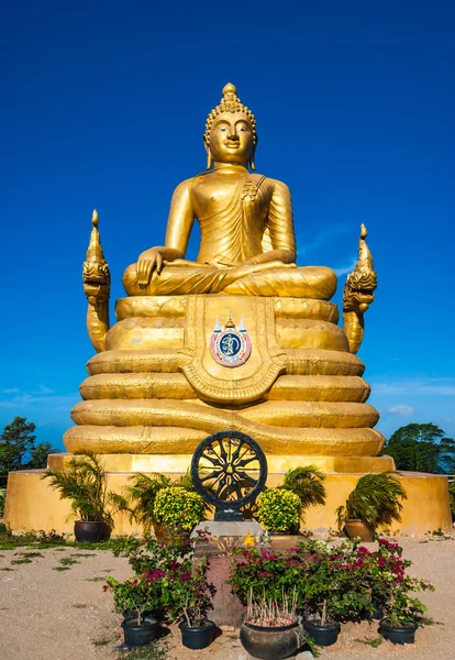 12 Meter hohe Buddha-Statue aus 22 Tonnen Messing in Phu — Stockfoto