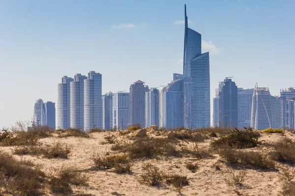 Midday heat in the desert in the background buildings — Stock Photo, Image