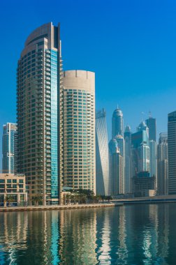 yüksek binaları ve sokakları Dubai, Birleşik Arap Emirlikleri