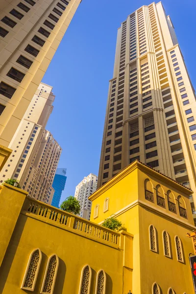 Edifícios altos e ruas em Dubai, Emirados Árabes Unidos — Fotografia de Stock