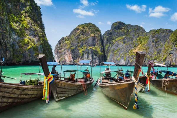 Морские лодки против скал в Таиланде — стоковое фото