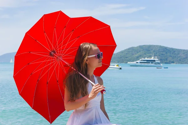 Ragazza con un ombrello contro il mare — Foto Stock