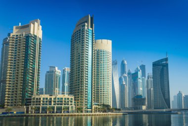 yüksek binaları ve sokakları Dubai, Birleşik Arap Emirlikleri