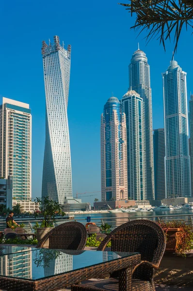 Edifícios altos e ruas em Dubai, Emirados Árabes Unidos — Fotografia de Stock