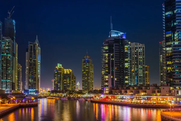 Vida nocturna en Dubai Marina. EAU. noviembre 14, 2012 —  Fotos de Stock