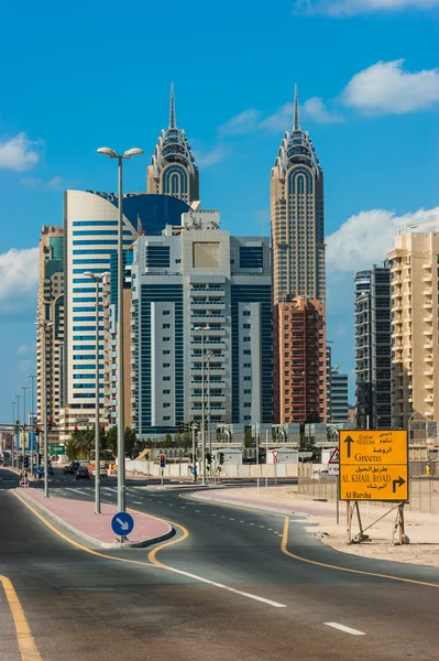 Edifícios altos e ruas em Dubai, Emirados Árabes Unidos — Fotografia de Stock