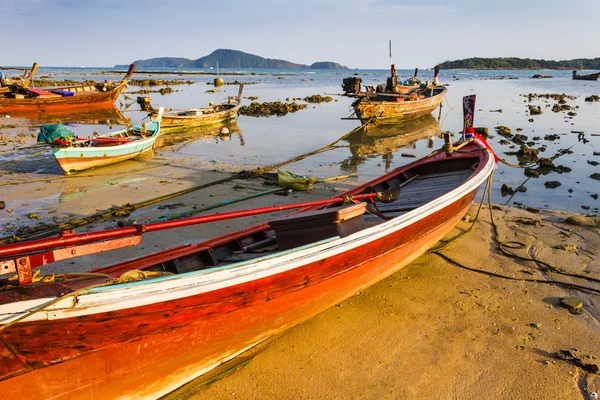 Bateaux de pêche au bord de la mer en Thaïlande — Photo