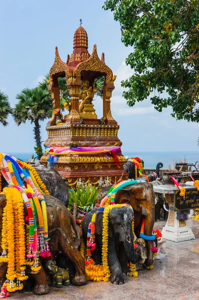 Thailändischer Steinelefant auf einem Sockel an einem sonnigen Tag — Stockfoto