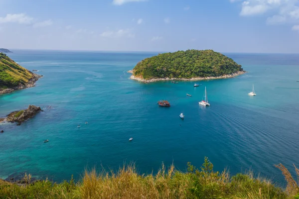 Kleine Insel im Meer in der Nähe von Phuket — Stockfoto
