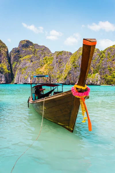 Boote auf See gegen Felsen in Thailand — Stockfoto