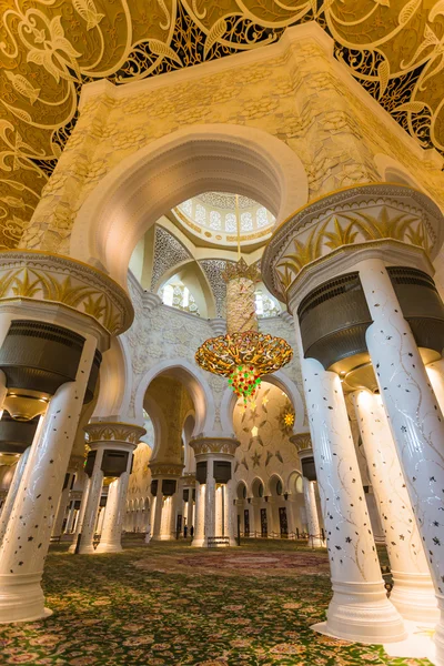 Das Innere der Shaikh Zayed Moschee — Stockfoto