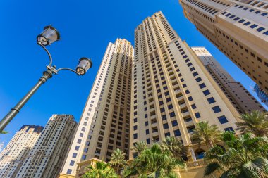 yüksek binaları ve sokakları Dubai, Birleşik Arap Emirlikleri