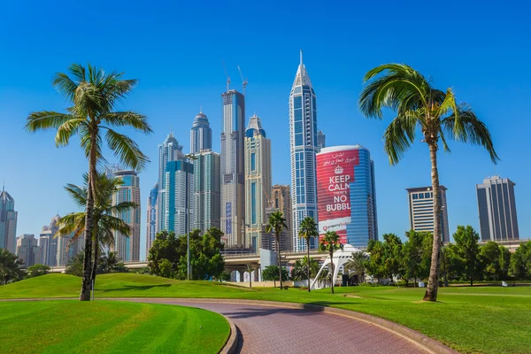 Edificios y calles de gran altura en Dubai, EAU — Foto de Stock