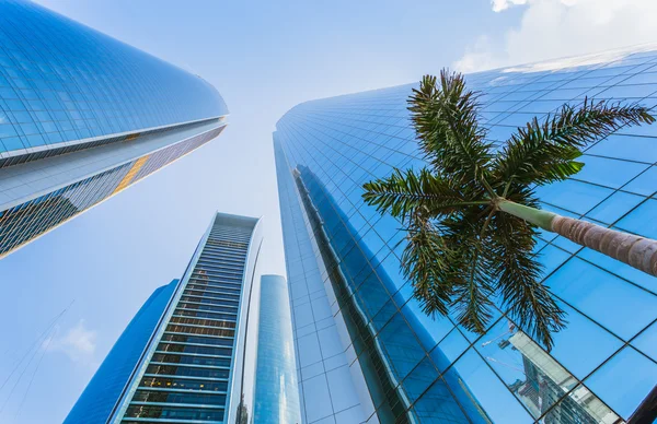 Arranha-céus em Abu Dhabi, EAU — Fotografia de Stock