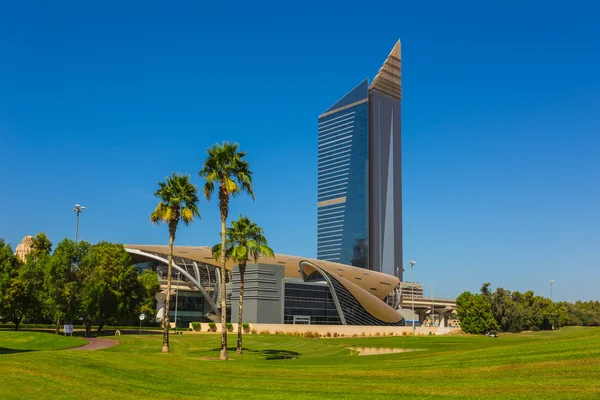 Wysoki wzrost budynki i ulice w dubai, Zjednoczone Emiraty Arabskie — Zdjęcie stockowe