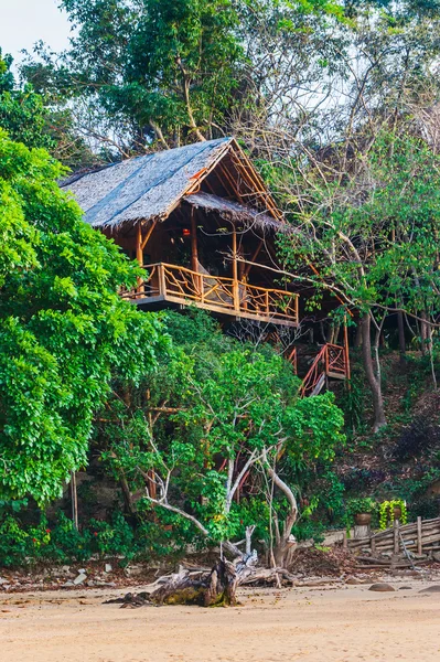 Cabaña en la selva junto al mar —  Fotos de Stock
