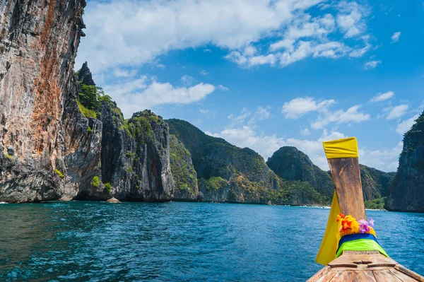 Tekneler Tayland kayalar denize karşı — Stok fotoğraf