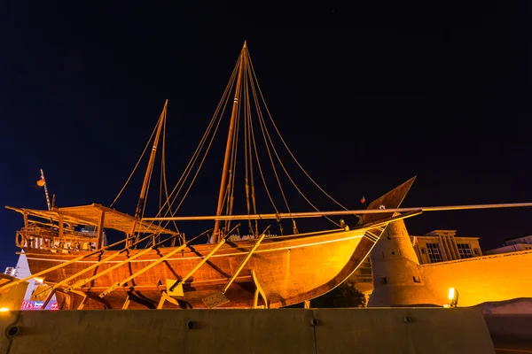 Oude boot tentoongesteld in de buurt van fahidi fort op dubai museum — Stockfoto