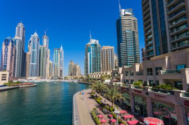 yüksek binaları ve sokakları Dubai, Birleşik Arap Emirlikleri