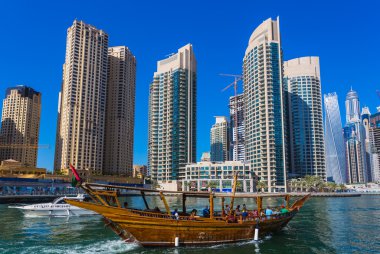 yüksek binaları ve sokakları Dubai, Birleşik Arap Emirlikleri
