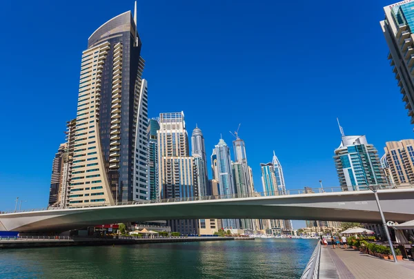 高層ビルとドバイ、アラブ首長国連邦の通り — ストック写真
