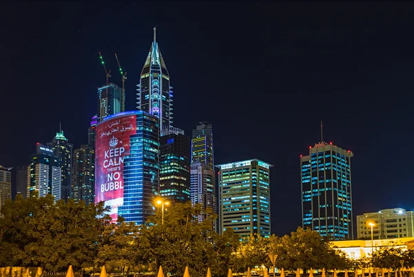 Yüksek binaları ve sokakları Dubai, Birleşik Arap Emirlikleri — Stok fotoğraf