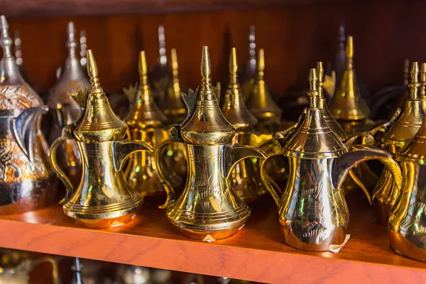 Fila de ollas de café tradicionales brillantes y lámpara —  Fotos de Stock