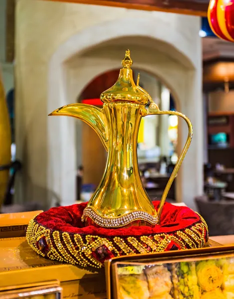 Zeile der glänzende traditionelle Kaffeekannen排闪亮的传统咖啡罐子 — 图库照片