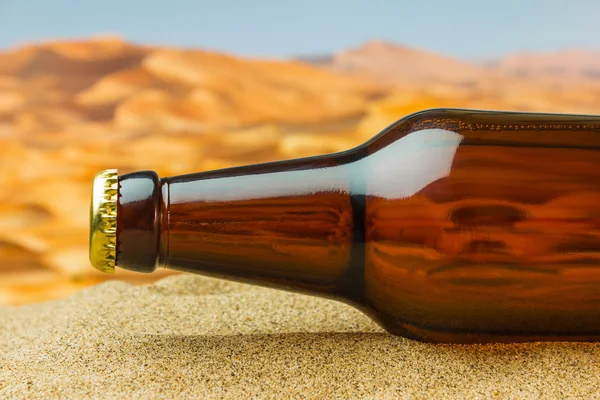 Garrafa de cerveja no deserto — Fotografia de Stock