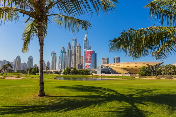 Výškové budovy a ulice v Dubaji, Spojené arabské emiráty — Stock fotografie