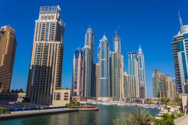 yüksek binaları ve sokakları Dubai, Birleşik Arap Emirlikleri