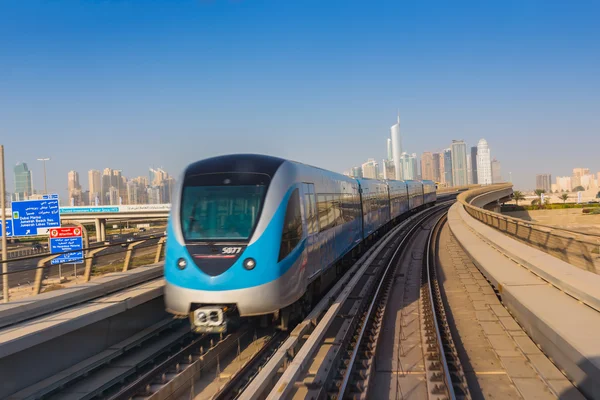 Dubai Metro jako najdłuższa na świecie w pełni zautomatyzowana sieć metra — Zdjęcie stockowe